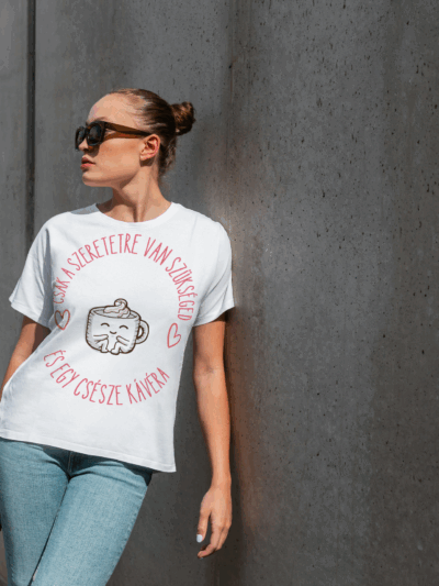 Csak a szeretetre van szükséged… és egy csésze kávéra póló